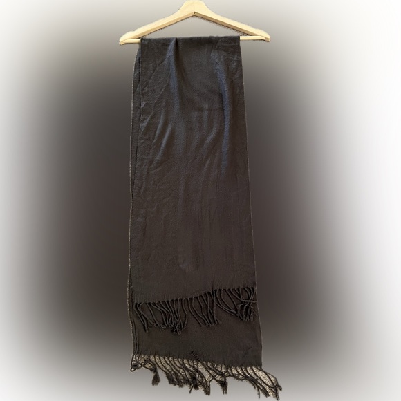 Beautiful and soft grey scarf - EUC - Picture 1 of 3